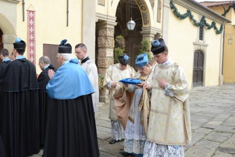 Mgr le Prieur Général portant le cadeau pour la Madone de la chapelle
